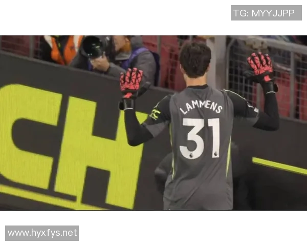 英超球队曼联签下巴黎中场，引发球迷热议和期待