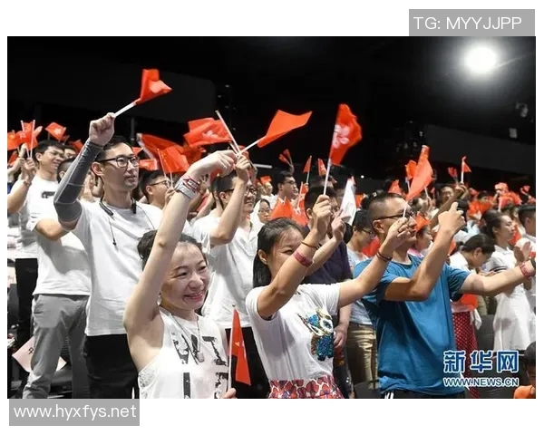 球迷狂热支持球队赛场外挥舞旗帜高呼口号，点燃激情的背后故事